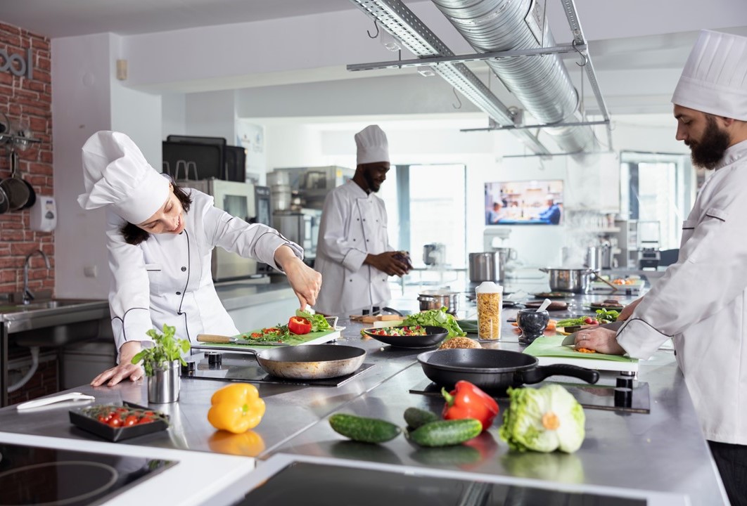 Dark Kitchen com a equipe de chefes na cozinha