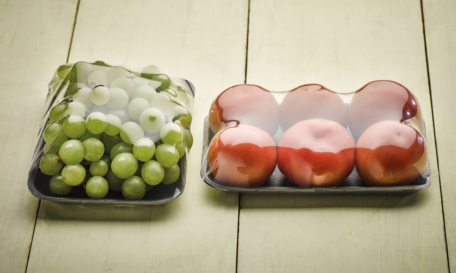 Bandejas Espumadas Darnel na cor branca com uvas e maças