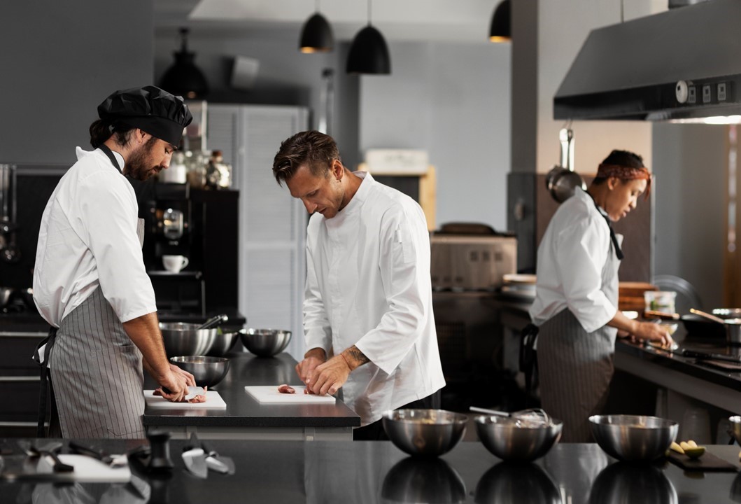 Equipe na cozinha Dark Kitchen preparando os alimentos